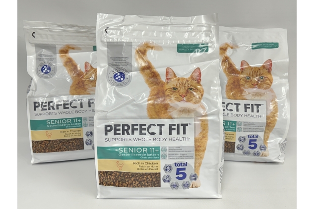 Perfect Fit Senior 11+ Complete Dry Cat Food for Senior Cats Aged 11+ Years, Rich in Chicken, 3 Bags (2.8 kg) BBE 06/12/2024