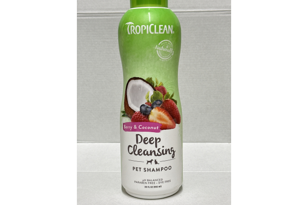 TropiClean Dog & Cat Shampoo | Deep Cleansing & Moisturising | Natural Ingredients | Soap & Paraben-Free | Berry & Coconut Scent | 592ml