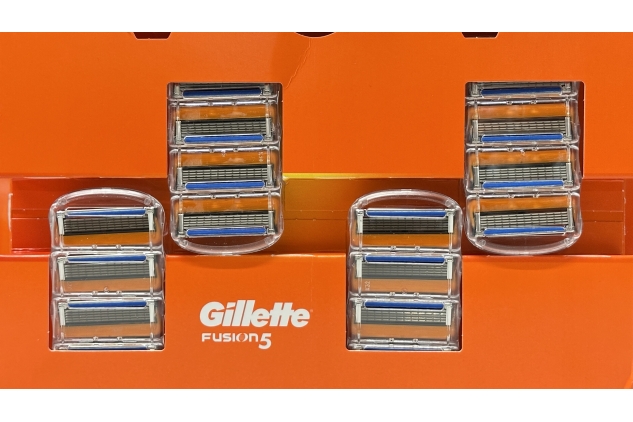 Gillette Fusion5 Razor Blades Men, Pack of 16 Razor Blade Refills with Precision Trimmer, 5 Anti-Friction Blades, Suitable for Mailbox | SEE DESCRIPTION